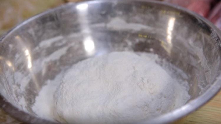 We leave the finished dough to rest, while we are engaged in the filling.