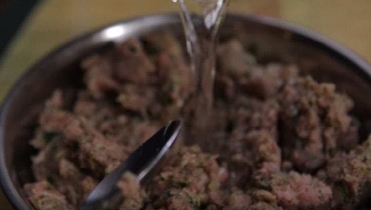 Stir the minced meat, add salt, pepper, as well as water.