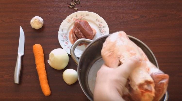 Lavamos bien la carne y la enviamos a la sartén.