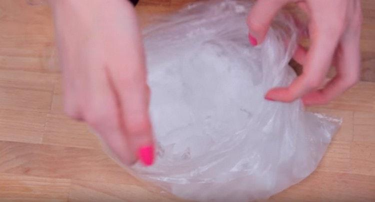We prepare ice in advance in the freezer.
