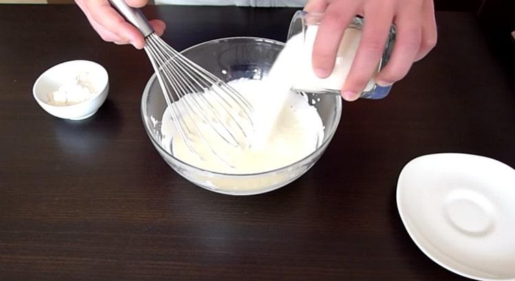 Add sugar to the cream mass.