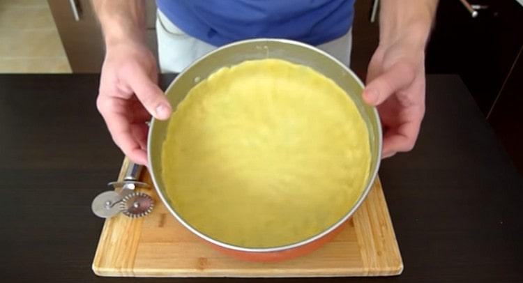 De la pâte nous faisons la base pour le gâteau.