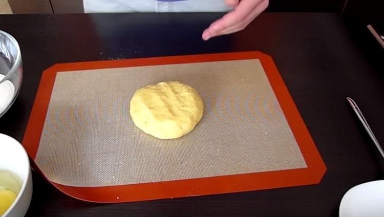 Knead a smooth dough that does not stick to your hands.