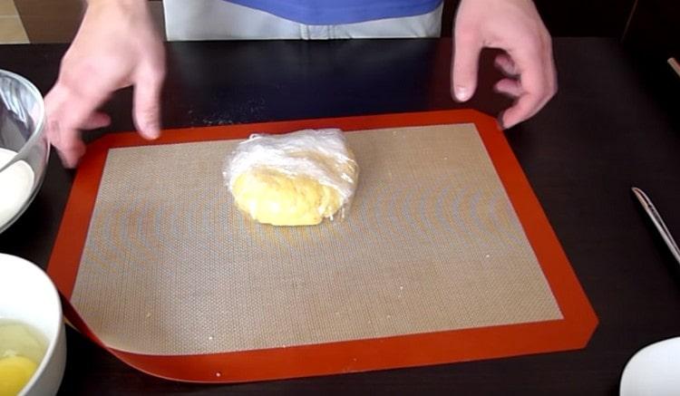 La pâte doit être enveloppée dans un film plastique et envoyée au réfrigérateur.