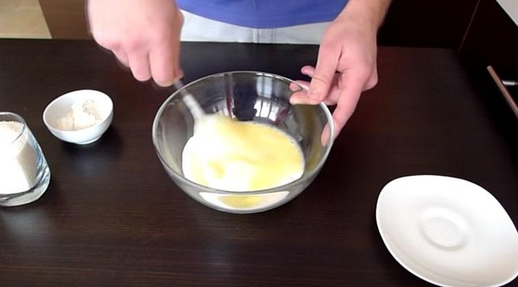 Combine the sour cream with the egg, mix.