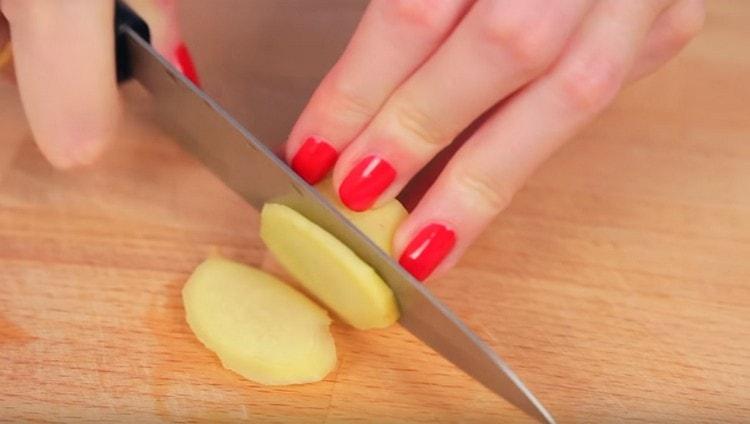 We clean the ginger root and cut into thin slices.