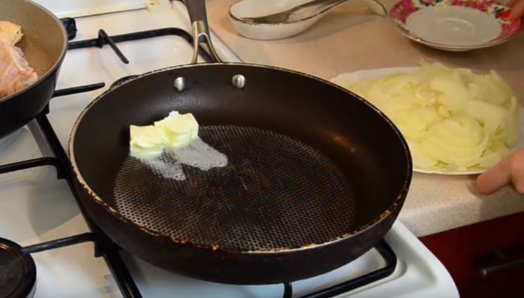 Nous mettons une autre casserole sur le feu, mettons un morceau de beurre.