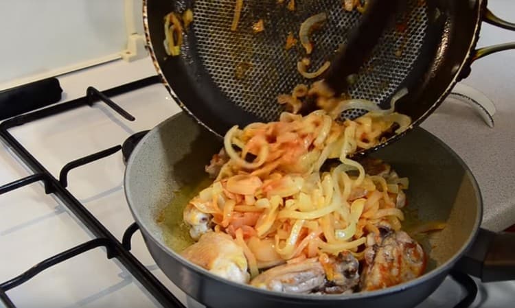 Cambiamos las cebollas fritas al pollo.