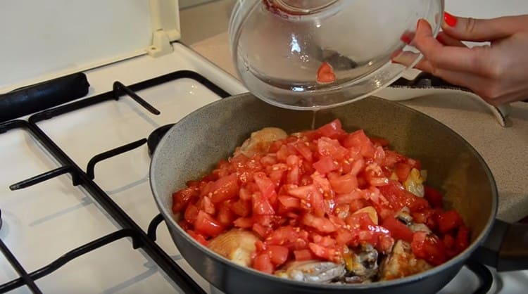 Agregue los tomates al pollo y la cebolla.