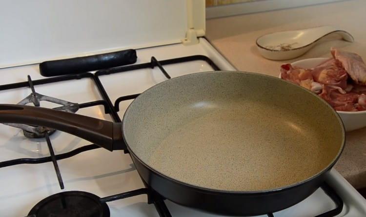 Heat the pan with vegetable oil.