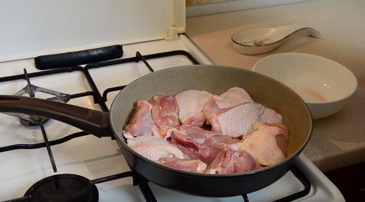 We spread the chicken thighs in a pan, but do not cover with a lid.