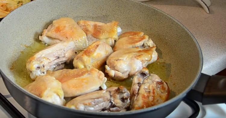 Faites frire la viande jusqu'à ce qu'elle soit dorée.