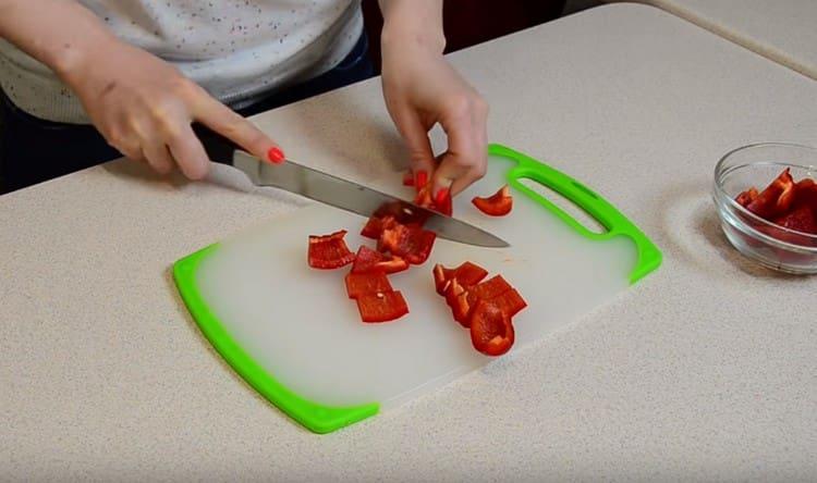 Cut the bell peppers into pieces.
