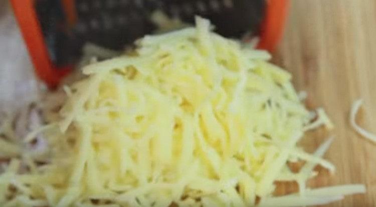Frota el queso en un rallador.