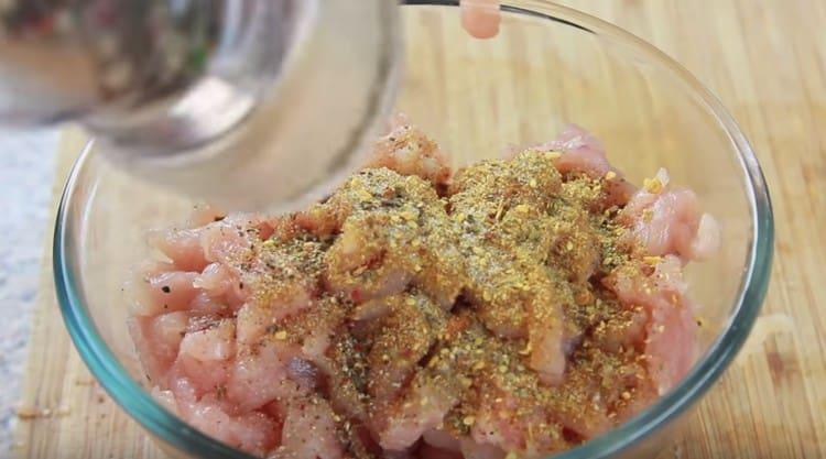 Mettez les morceaux de viande dans un bol et assaisonnez avec du sel et des épices.