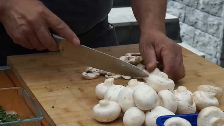 Para cocinar brochetas de barbacoa. cortar champiñones