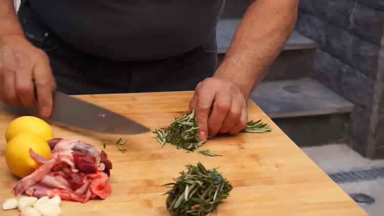 Para cocinar brochetas de barbacoa. cortar verduras