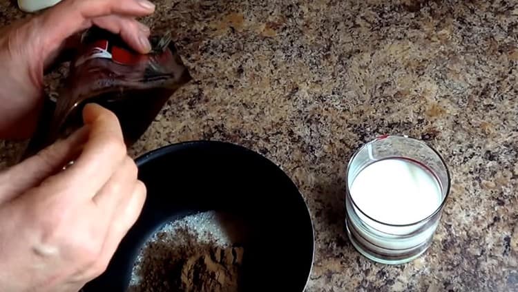 Si quieres hacer glaseado de chocolate para decorar las galletas, mezcla el cacao con el azúcar.