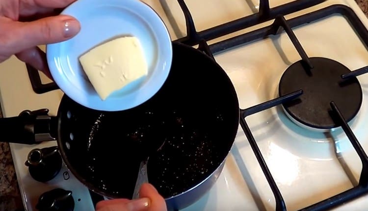 Turn off the heat and add oil to the icing.