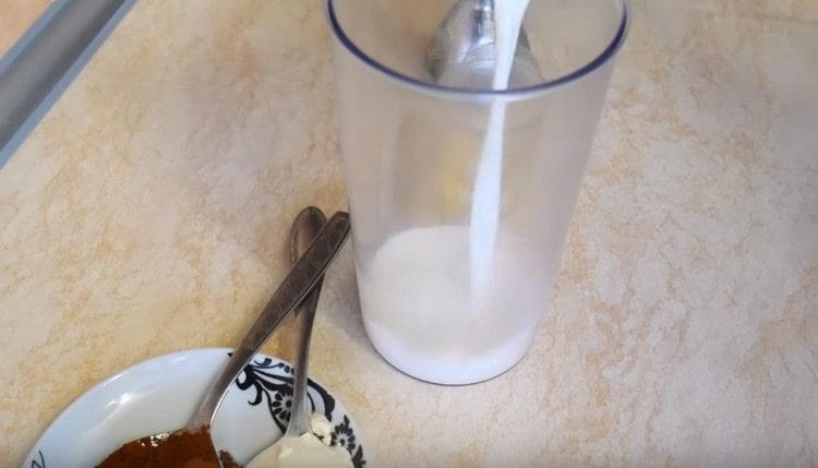Para hacer el relleno de chocolate, combine la leche con el azúcar.