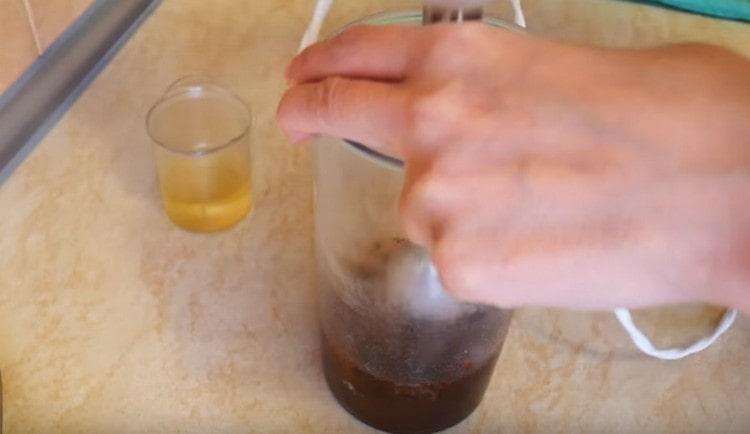 Nous interrompons la masse avec un mélangeur jusqu'à ce que le sucre se dissolve.