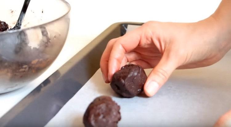 We form balls from the dough and lay them on a baking sheet covered with baking paper.