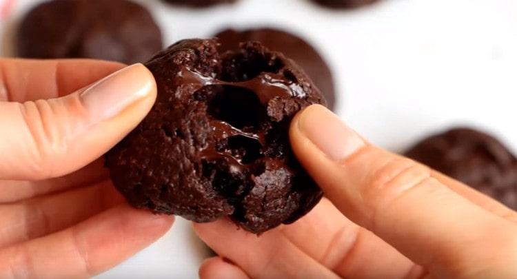 Esta galleta con chispas de chocolate lo deleitará con su excelente sabor y relleno líquido en su interior.