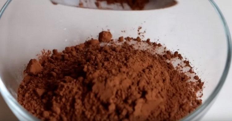 Combina la harina tamizada con cacao y levadura en polvo.
