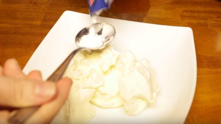 Agregue el azúcar glas al queso mascarpone.