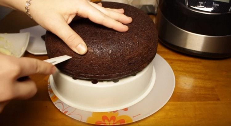 À l'aide d'un couteau et de fil à cuire, couper le biscuit en 3-4 gâteaux.