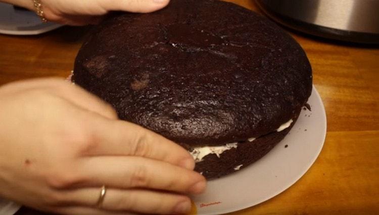 Recolectamos el pastel, untando los pasteles con crema, pero no cubrimos la parte superior con nada.