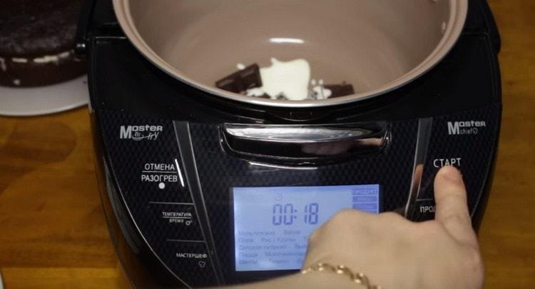 En una olla de cocción lenta, derrita la crema con chocolate.
