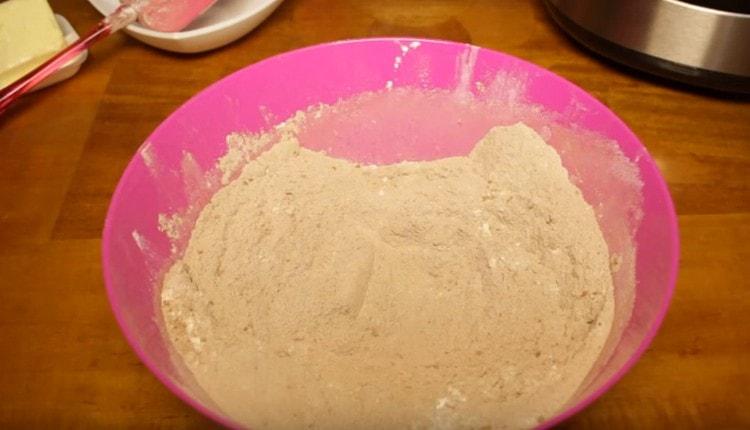 Combinamos todos los ingredientes secos para hacer una galleta.