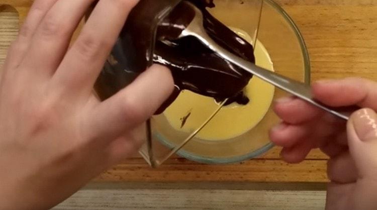 Otopite čokoladu u mikrovalnoj, stavite je u kondenzirano mlijeko i promiješajte.