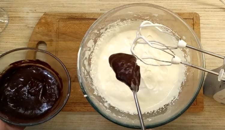 We introduce a mixture of condensed milk and chocolate into an almost ready-made cream.
