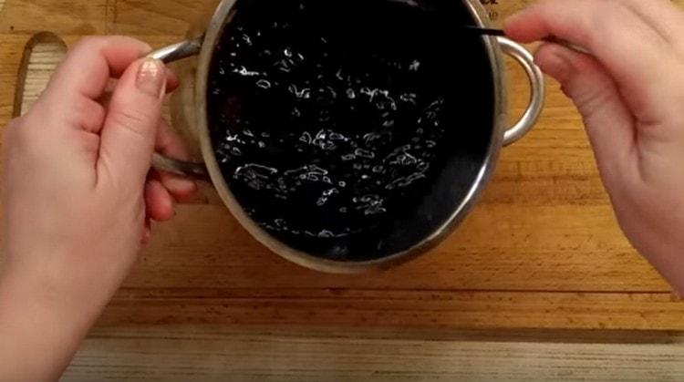 Boil the fondant until the sugar dissolves.