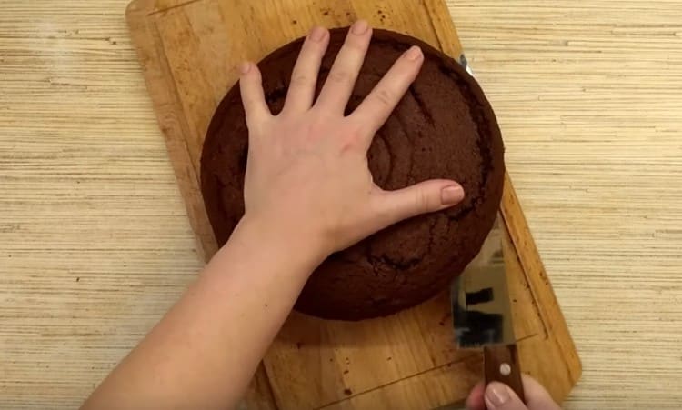 Couper doucement le biscuit en 4 parties.