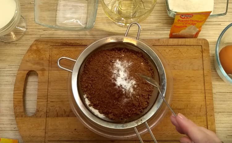 Mélanger la farine avec le cacao et la levure chimique.