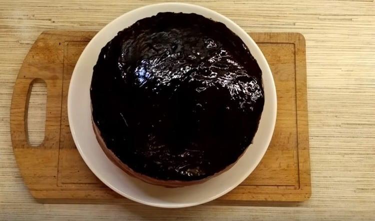 Intente hacer un pastel de chocolate de acuerdo con nuestra receta con una foto paso a paso.