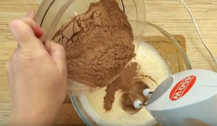We introduce into the egg mass a mixture of flour with cocoa.
