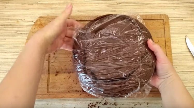 Wrap the baked and cooled biscuit in cling film and send it to the refrigerator.