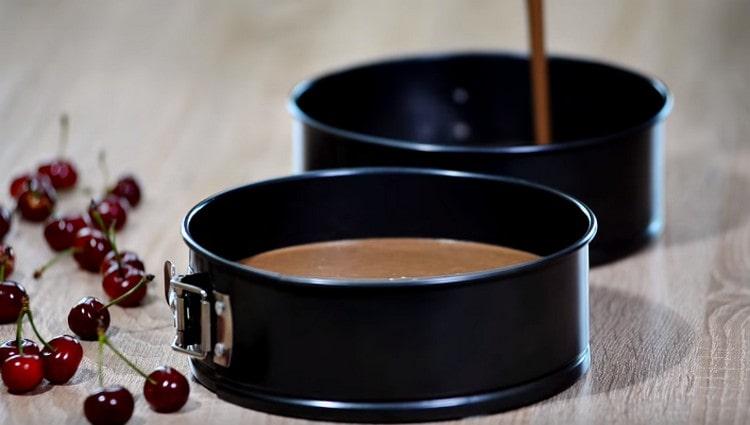 Pour the liquid chocolate dough into two split molds.