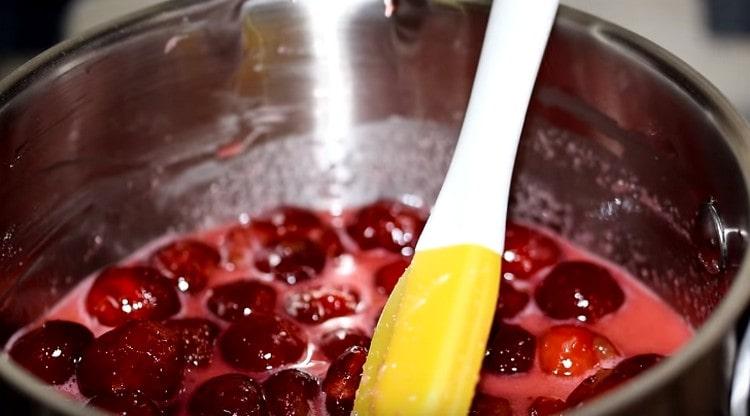 We take cherries, sugar, starch and cook the mass until thickened.