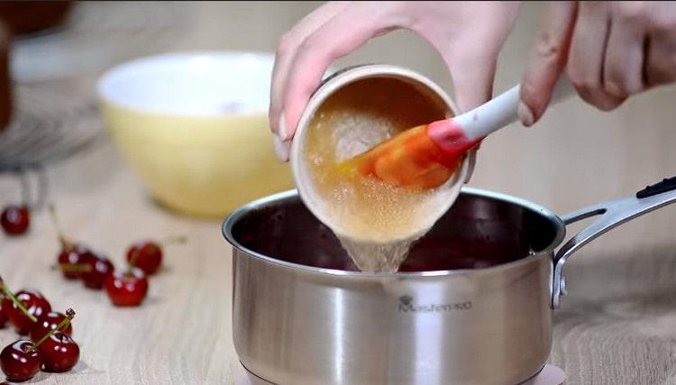 Agregue la gelatina hinchada a la masa de cereza.