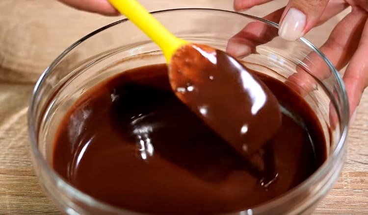 Mix the mass and get the chocolate ganache.
