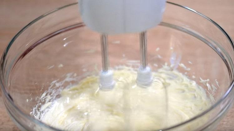 Séparément, battez le beurre avec un mélangeur jusqu'à blanc.