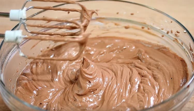 Introducimos ganache en la crema blanca y llevamos la masa a la homogeneidad.