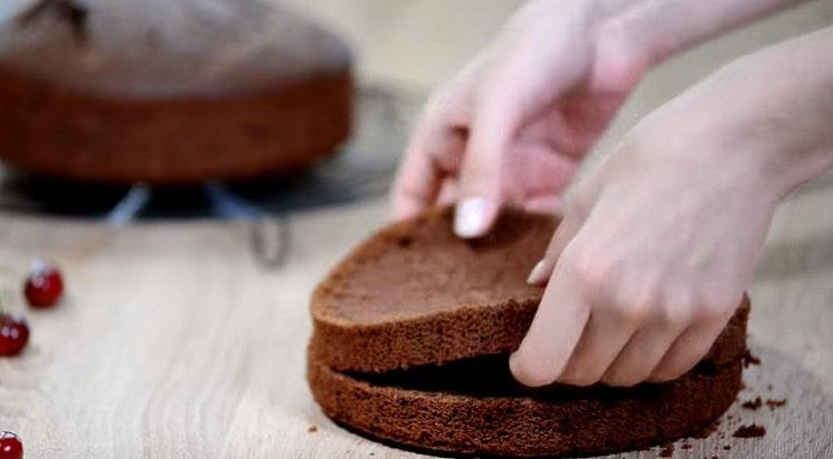 Cada galleta se corta por la mitad.