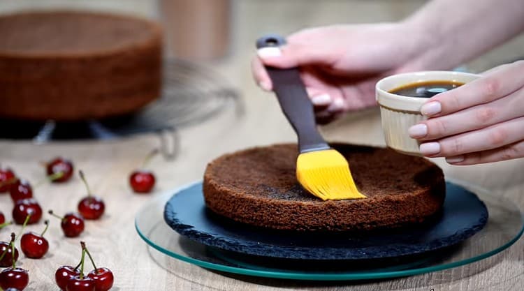 Faire tremper le biscuit au café.