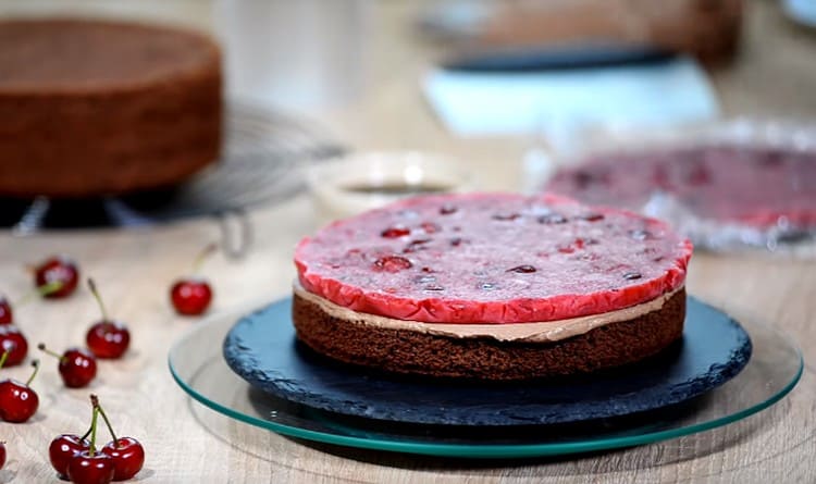 On top of the cream lay out a piece of cherry jelly.